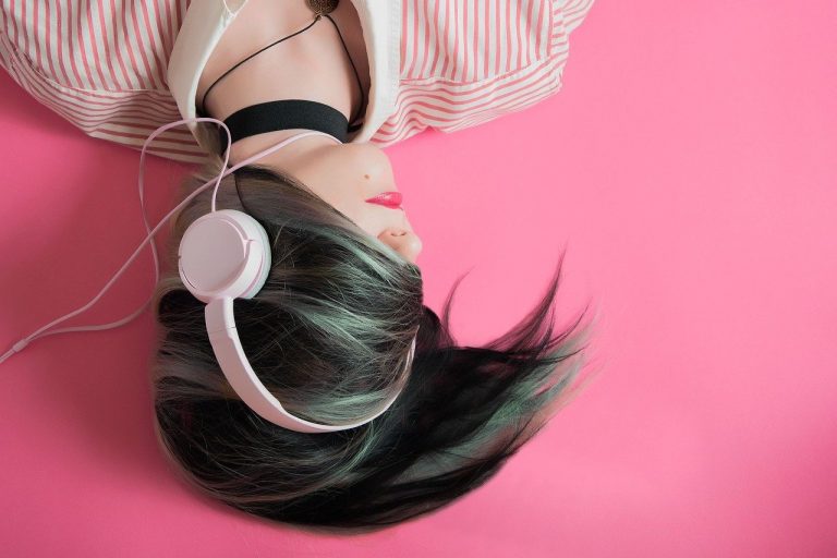 3 zaskakujące korzyści ze słuchania muzyki na słuchawkach