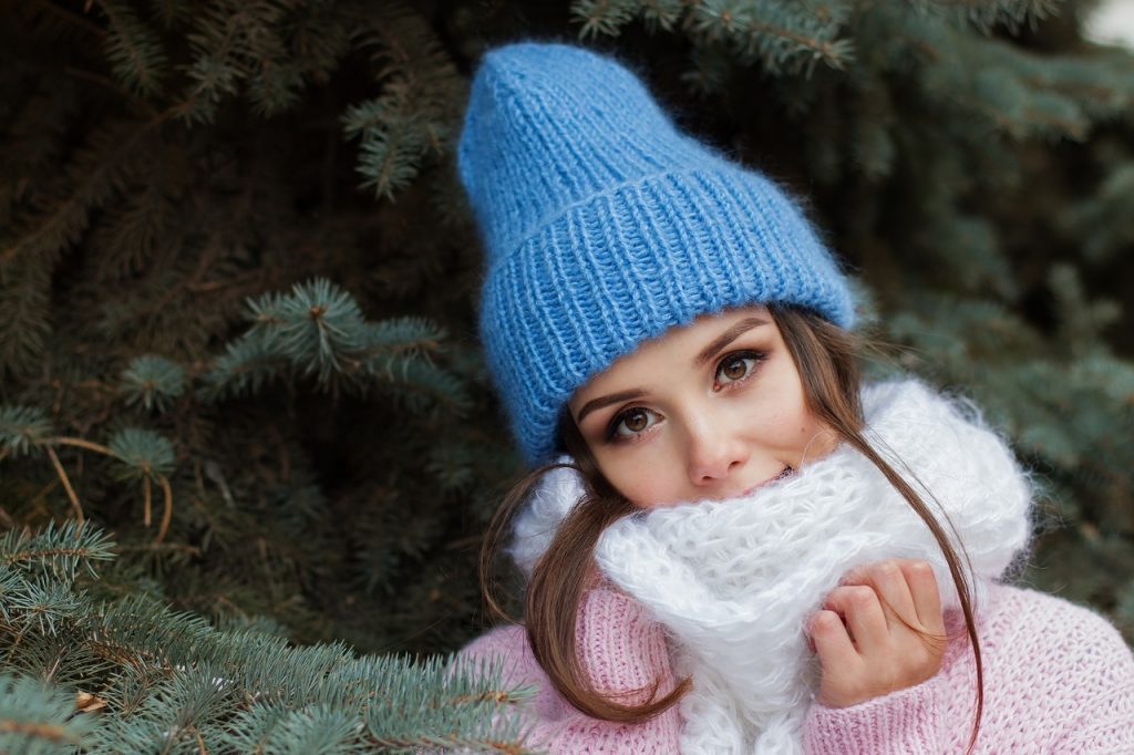 Jak nosić swetry damskie jesienią i zimą?