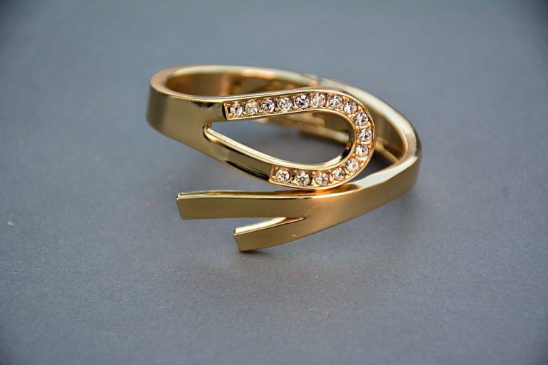 Jak wybrać złoty pierścionek zaręczynowy