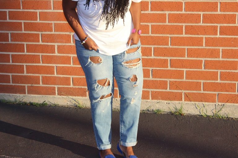Spodnie jeansowe damskie Wrangler – jakie modele wybrać tej jesieni?
