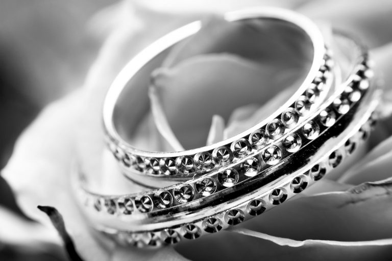 Biżuteria ze stali chirurgicznej – dla kogo i dlaczego warto się nią zainteresować?