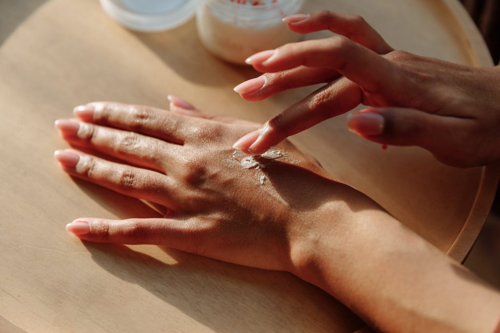Przy jakich zabiegach stosuje się krem znieczulający na skórę?